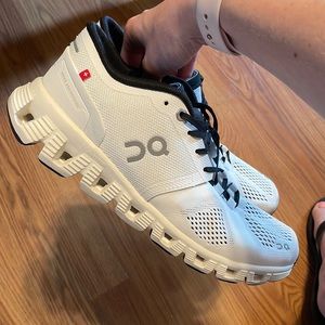 Women’s On Cloud 5 sneakers NWT